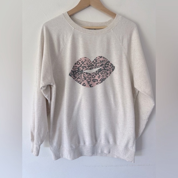 Wildfox Leopard Print Lips Graphic Cream Oversized Crewneck Pullover Sweatshirt - Picture 2 of 10